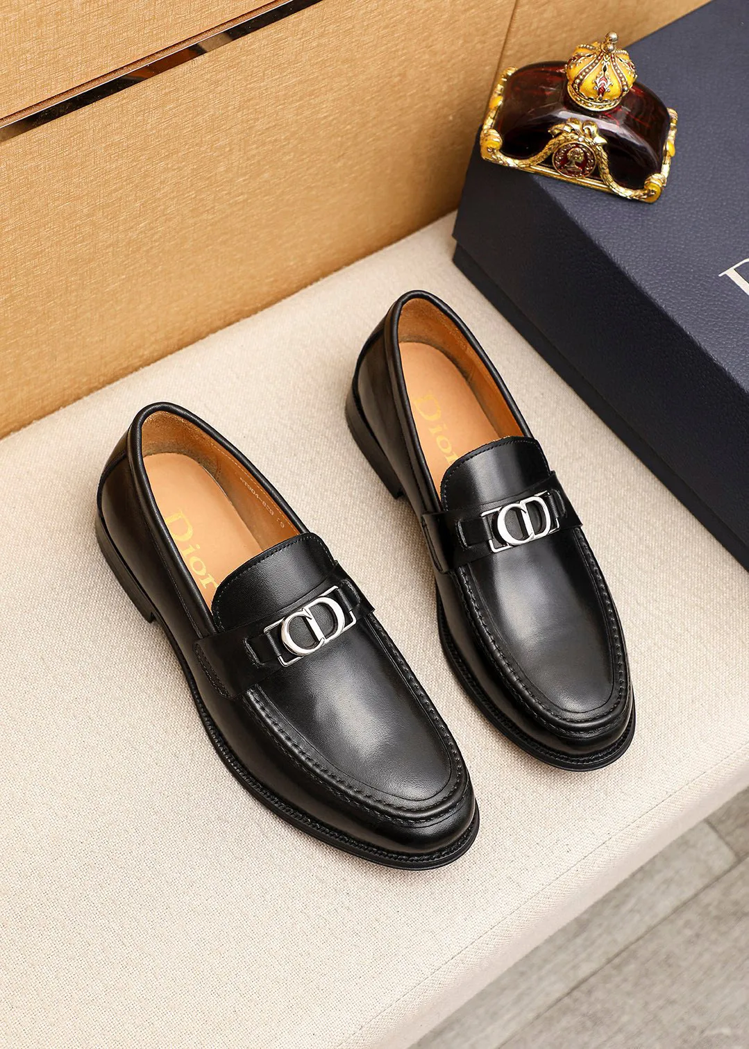 Men's shoes 💰480 💐 Product trademark: Dior "Dior" casual leather shoes Regular size: 39-44 (38.45.46🉑️Customized) Product materials: Selected Italian imported first-layer calfskin upper + classic hardware buckle, imported water-dyed 🐂 cowhide lining. Strong three-dimensional visual effect, original outsole color: 1⃣️color optional
